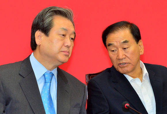 새누리당 김무성 대표와 이재오 의원이 8일 오전 서울 여의도 국회에서 열린 최고중진연석회의에서 대화를 하고 있다. <뉴시스>