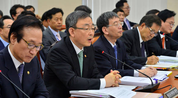 최성준 방송통신위원장이 24일 오후 서울 여의도 국회 미래창조과학방송통신위원회 회의실에서 열린 방송통신위원회에 대한 국정감사에서 의원들의 질의에 답하고 있다.<뉴시스>