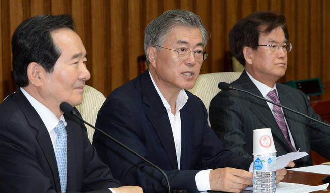 지난 6월30일 오전 서울 여의도 국회에서 열린 새정치민주연합 '유능한경제정당위원회' 출범식에서 문재인 대표가 모두발언 하고 있다. 양쪽은 공동위원장인 정세균 의원과 강철규 서울시립대 명예교수(오른쪽). (뉴시스)