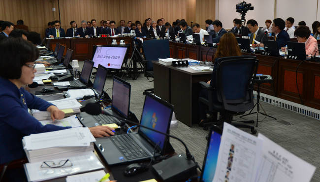 11일 정부세종청사 문화체육부에서 열린 국회 교육문화체육관광위원회의 문화체육부에 대한 국정감사에서 김종덕 장관이 위원들의 질의에 답변하고 있다. (뉴시스)