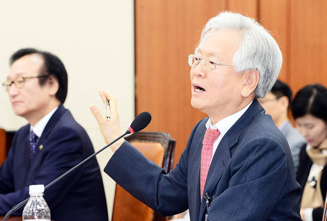 지난 2일 오전 서울 여의도 국회에서 열린 미래창조과학방송통신위원회의 방송문화진흥회 국감에서 고영주 방문진 이사장이 새정치민주연합 문재인 대표를 ‘공산주의자’로 규정한 것에 대한 야당의원의 질의에 답하고 있다.(뉴시스)