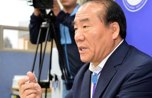 한국사 교과서 국정화 논란이 국론 분열로 치닫는 가운데 전국시·도교육감협의회장인 장휘국 광주시교육감이 12일 광주시교육청 브리핑룸에서 기자회견을 열고, "한국사 국정화는 인류의 비극을 잉태하는 몰역사적 발상"이라고 밝히고 있다.(뉴시스)