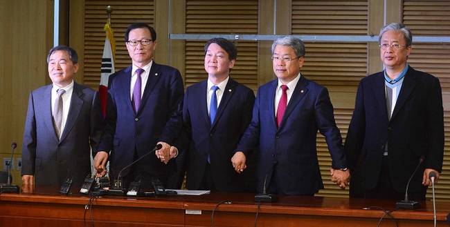 무소속 안철수 의원이 21일 서울 여의도 국회 의원회관에서 기자회견을 열고 정권교체를 위해 오는 2월초까지 독자신당을 창당하겠다고 공식 선언한 후 포즈를 취하고 있다. 왼쪽부터 황주홍, 문병호, 안철수, 김동철, 유성엽 의원.(뉴시스)