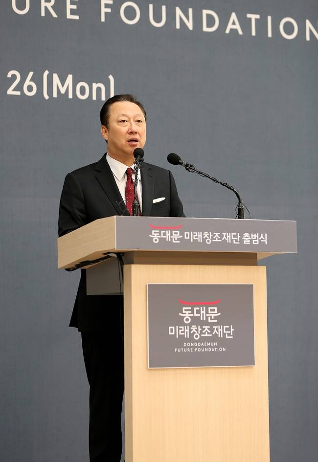 두산인프라코어는 최근 1~3년차 직원들에게까지 희망퇴직 신청을 받다가 논란이 일자 신입사원은 대상에 포함시키지 않을 것이라고 밝혔다. 사진은 지난 10월26일 서울 동대문 두산타워에서 열린 동대문 미래창조재단 출범식에서 박용만 두산그룹 회장이 인사말을 하는 모습. (뉴시스)