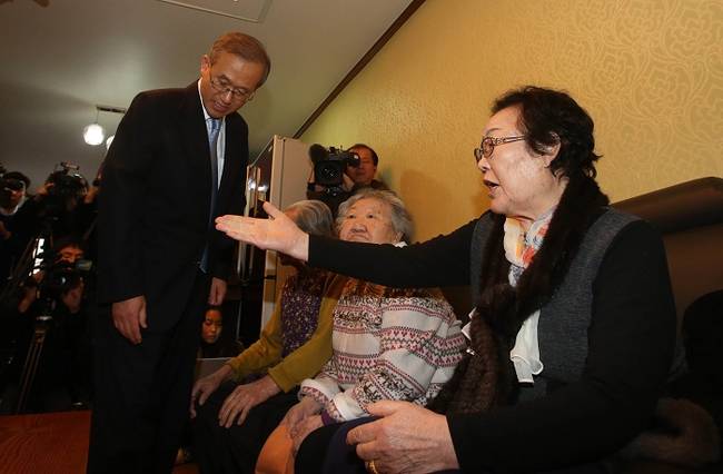 위안부 피해자 이용수 할머니가 29일 오후 일본군 위안부 문제 협상 결과 설명을 위해 서울 마포구 연남동 정대협 쉼터를 찾은 임성남 외교부 제1차관에게 항의하고 있다.