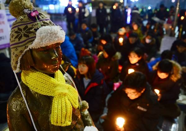 한일협상안폐기 대학생대책위가 3일 오후 서울 종로구 일본대사관 앞에서 위안부 문제 한일협상 폐기 촉구 촛불문화제를 하고 있다. (뉴시스)