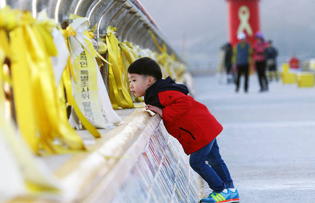 세월호 참사 2주기를 일주일 앞둔 지난 9일 전남 진도군 팽목항을 찾은 한 아이가 사고 해역쪽을 바라보고 있다.(뉴시스)