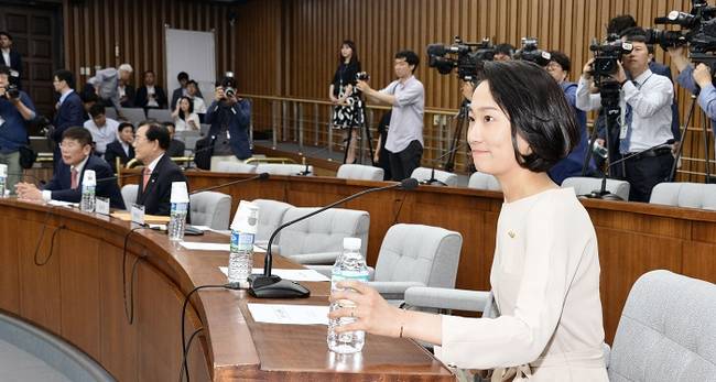 검찰이 '리베이트' 수수 혐의를 받고 있는 국민의당 김수민 의원에 대해 수사에 착수한 9일 오전 서울 여의도 국회에서 김 의원이 국회부의장 후보를 선출하는 의원총회에 참석하고 있다.(뉴시스)