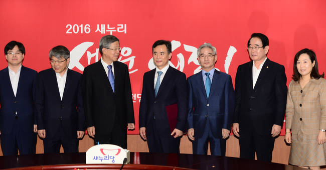 27일 오후 서울 영등포구 여의도 새누리당 당사에서 열린 윤리위원회 위원 임명장 수여식이 끝난 뒤 참석자들이 함께 기념사진을 찍고 있다. 왼쪽 세번째부터 김희옥 혁신비대위원장, 박요찬 현 새누리당 경기도당 윤리위원회 위원, 이진곤 새누리당 중앙윤리위원장, 박명재 사무총장, 전주혜(오른쪽 첫번째) 전 서울중앙지법 부장판사. (뉴시스)