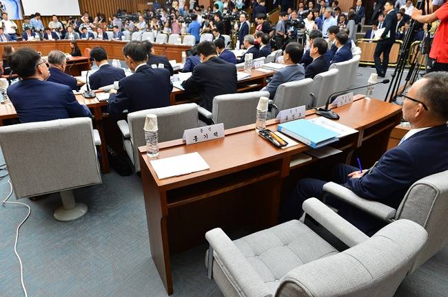 8일 서울 여의도 국회에서 열린 조선·해운산업 구조조정 연석청문회에서 홍기택 전 KDB산업은행 회장의 증인석이 비어 있다.(뉴시스)