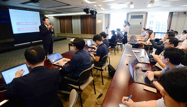 소병철 한국기자협회 자문위원장이 지난 8일 서울 중구 프레스센터 19층 기자회견장에서 열린 ‘부정청탁 및 금품 등 수수의 금지에 관한 법률 설명회’에서 강연을 하고 있다. (뉴시스)