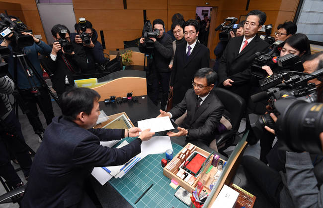 박근혜 대통령 측 대리인 이중환 변호사를 비롯한 대리인단이 탄핵 가결로 대통령 직무가 정지된 지 일주일이 지난 16일 오후 서울 종로구 헌법재판소 민원실에 탄핵사유에 대한 반박 입장을 담은 답변서를 제출하고 있다. (뉴시스)