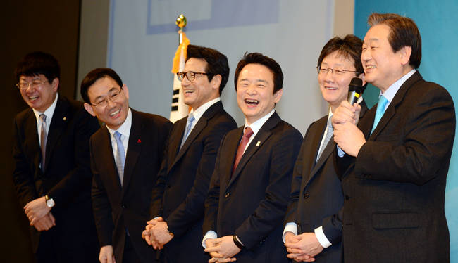 지난 19일 오후 부산 동구 부산항국제여객터미널 컨벤션센터에서 열린 바른정당 부산시당 창당대회에 참석한 이종구(왼쪽부터), 주호영, 정병국 의원, 남경필 경기지사, 유승민, 김무성 의원 등이 무대에 올라 인사말을 하면서 환하게 웃고 있다.(뉴시스)