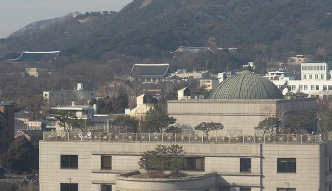대통령 탄핵심판 10차 변론을 하루 앞둔 지난달 31일 서울 종로구 헌법재판소 뒤로 청와대가 보이고 있다. 이날 퇴임식을 가진 박한철 헌법재판소장은 “헌법재판소는 지금 대통령 탄핵심판이라는 위중한 사안을 맞아, 공정하고 신속하게 절차를 진행하기 위해 최선을 다하고 있다”며 “이제 남은 분들에게 어려운 책무를 부득이 넘기고 떠나게 되어, 마음이 매우 무겁다”고 밝혔다. 한편 박근혜 대통령 탄핵심판 10차 변론부터는 이정미 재판관이 권한대행으로 재판장을 맡는다.(뉴시스)