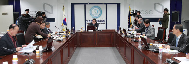 15일 오후 서울 양천구 방송통신심의위원회에서 김성묵 방심위 부위원장이 방송소위원회를 주재하고 있다. 이날 방심위에서는 JTBC의 '최순실 태블릿PC 첫 보도', '태블릿PC 입수 경위 보도' 등에 대해 심의했다. (연합뉴스)