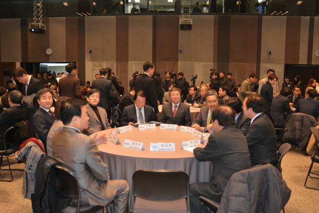 제48회 한국기자상 시상식에 참석한 언론사 사장들이 이야기를 나누고 있다.