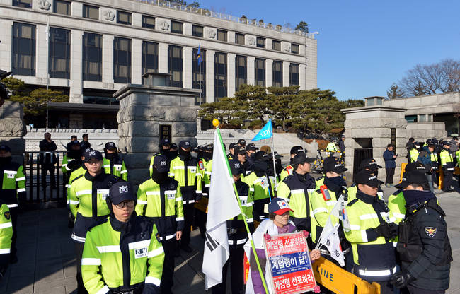 박근혜 대통령 탄핵심판 최종변론기일인 27일 오전 서울 종로구 헌법재판소 앞에서 경찰이 경계근무를 서고 있다. (뉴시스)