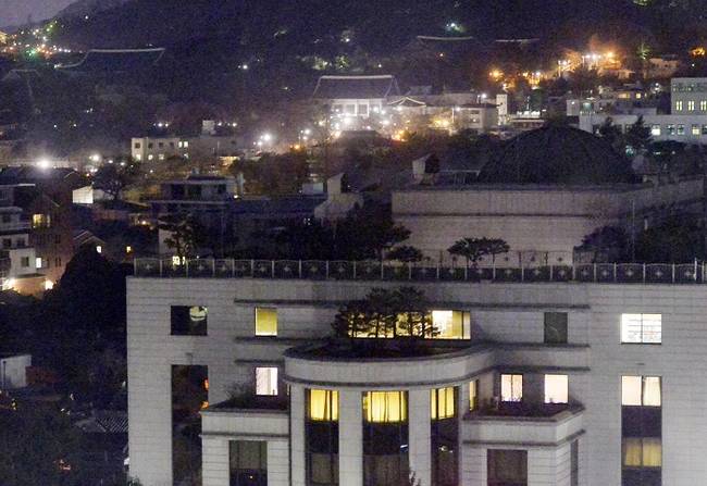 헌법재판소가 대통령 탄핵심판 선고 기일을 확정한 8일 서울 종로구 헌법재판소와 청와대에 불이 켜져 있다.(뉴시스)