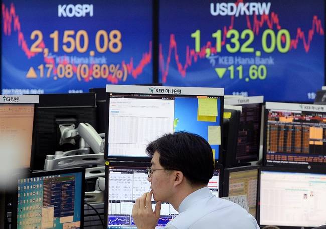 미국이 3월 연방공개시장위원회(FOMC) 정례회의에서 기준금리를 인상했다. 하지만 옐런 의장은 올해 금리인상 속도가 점진적일 것이라고 말해 원·달러 환율이 전 거래일(1143.6원)보다 11.6원 내린 1132.0원에 마감했다. 사진은 16일 서울 중구 KEB하나은행 딜링룸에서 딜러들이 업무를 보고 있는 모습. 이날 코스피 지수는 전 거래일 대비 17.08포인트(0.80%) 오른 2150.08으로 장을 마감하며 23개월 만에 2150선을 넘어섰다.(뉴시스)