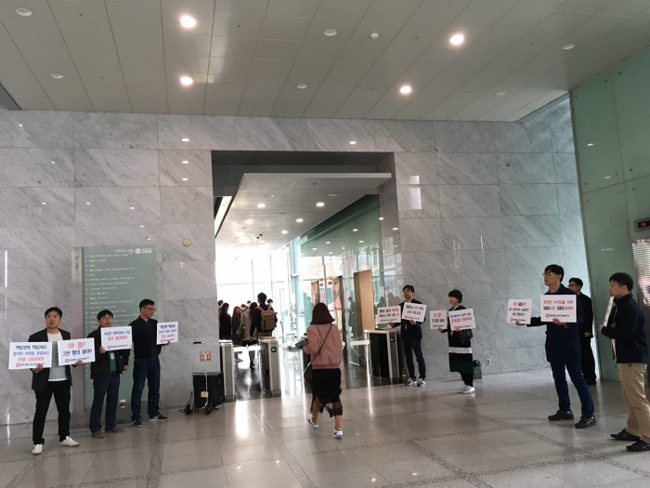 전국언론노조 SBS본부는 이날 주주총회에 앞서 출근길 피켓시위를 벌였다.
