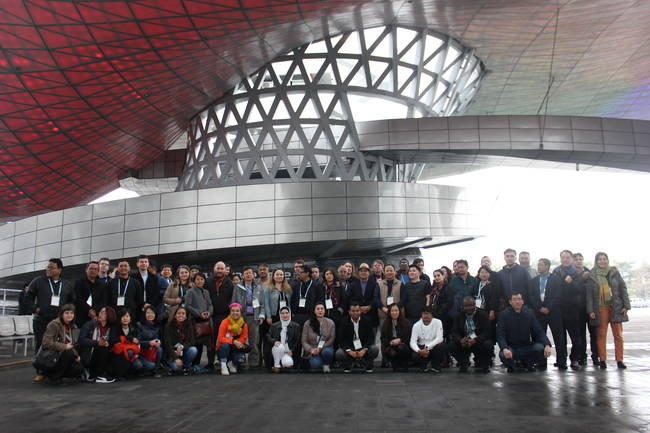 세계 기자들이 6일 부산 영화의 전당 앞에서 기념촬영을 하고 있다.