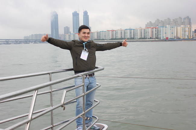 키르기즈스탄 공영방송국 아딜렛 아데니소브 뉴스 앵커가 6일 부산 요트체험 중 뱃머리에서 타이타닉 포즈를 취하고 있다.