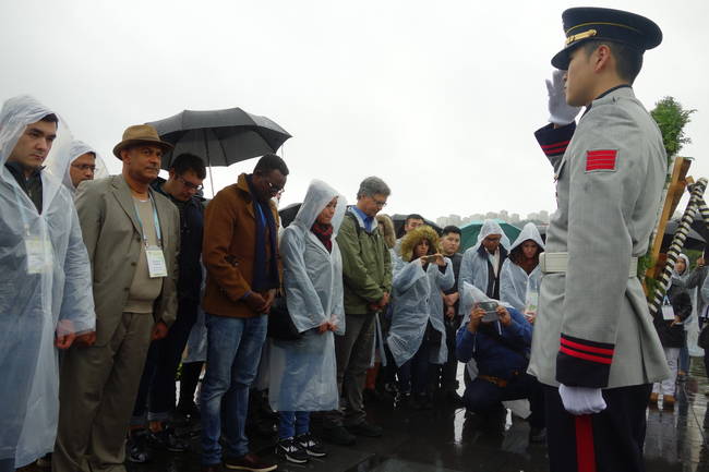 부산 유엔기념 공원을 방문한 세계 기자들의 헌화 모습.
