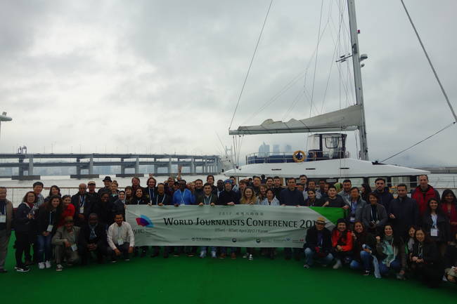 부산 방문에서 요트 체험 후 기자들이 기념촬영을 하는 모습.