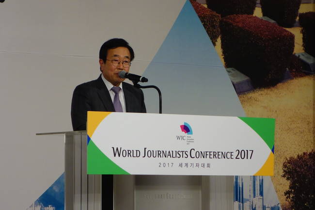 서병수 부산시장이 6일 부산 해운대 그랜드 호텔에서 열린 '2017 세계기자대회' 참석자 만찬 간담회에서 환영사를 하고 있다.