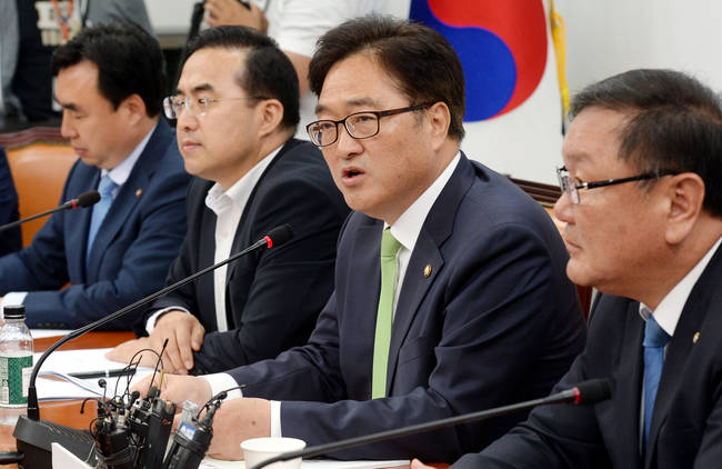 우원식 더불어민주당 원내대표가 지난 20일 서울 영등포구 여의도 국회 원내대표 회의실에서 진행된 더불어민주당 원내대책회의에서 “야당은 추경에 협조해야한다”고 발언하고 있다.(뉴시스)