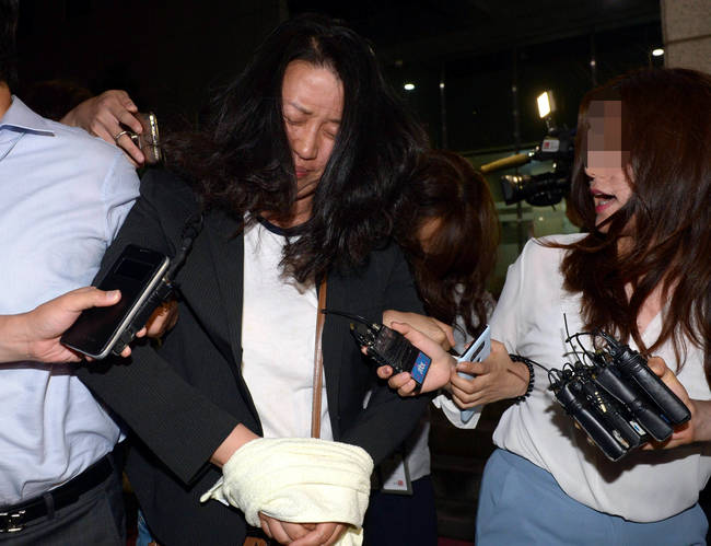 지난 대선 때 문재인 대통령의 아들 문준용씨에 대한 입사특혜 의혹 관련 제보 내용을 조작한 국민의당 당원인 이유미 씨가 27일 오전 서울 양천구 서울남부지검에서 참고인 신분으로 조사를 받던 중 긴급체포되어 남부구치소로 이송되고 있다. 검찰은 이씨를 체포상태에서 추가 조사한 뒤 구속영장 청구 여부를 결정할 방침이다. (뉴시스)