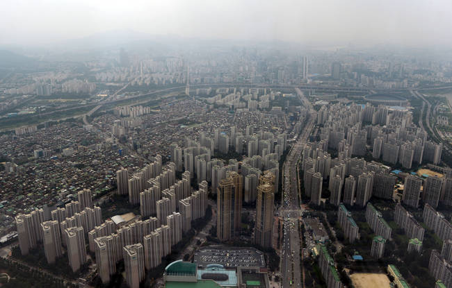 정부가 서울 전역과 과천시를 투기과열지구로 지정하고 강남 4구를 포함한 서울 11구, 세종시를 투기지역으로 지정하는 고강도 대책을 내놓았다. 사진은 2일 서울 송파구 서울스카이타워에서 바라본 서울 주택가 모습.(뉴시스)