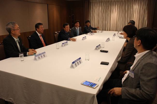 17일 한국기자협회 창립 53주년 기념식에 앞서 언론단체장 10여명이 도종환 문화체육관광부 장관을 만나 언론계 현안을 전달했다.