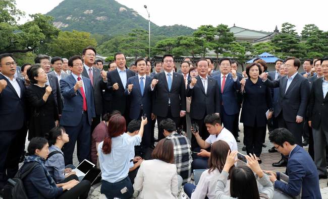 MBC 김장겸 사장 영장 청구에 반발해 정기국회 보이콧을 선언한 자유한국당 정우택 원내대표 등 의원들이 5일 청와대 앞 분수대 광장에서 청와대 항의 방문 결과를 설명하며 구호를 외치고 있다.(뉴시스)