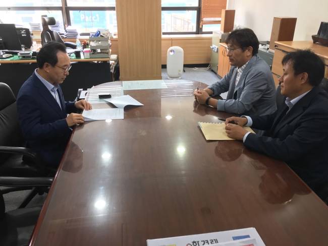 방송통신위원회는 22일 방문진 사무 전반에 대한 검사감독을 실시한다고 밝혔다. 사진은 이날 서울 여의도 방문진을 찾아 ‘자료제출 요구서’를 전달한 방통위 관계자들 모습.