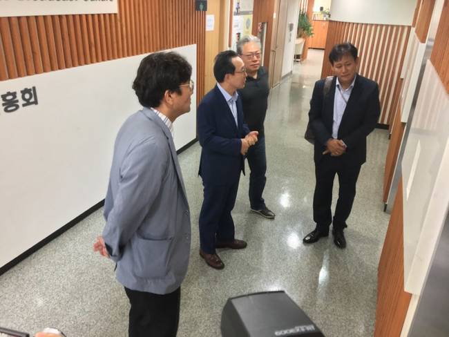 방송통신위원회는 22일 방문진 사무 전반에 대한 검사감독을 실시한다고 밝혔다. 사진은 이날 서울 여의도 방문진을 찾아 ‘자료제출 요구서’를 전달한 방통위 관계자들 모습.