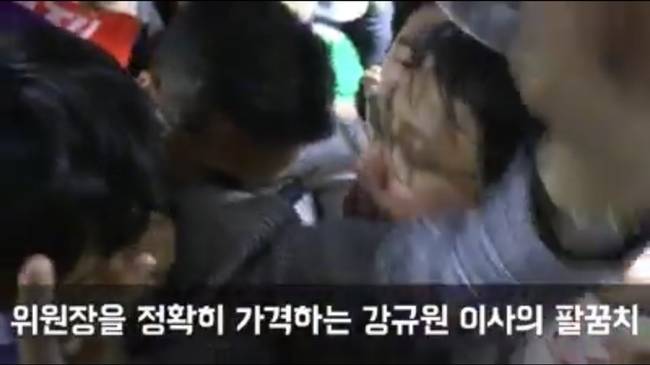 지난달 20일 KBS이사회 참석 중 강규형 이사가 KBS구성원들의 퇴진요구를 해치며 이사회장으로 가는 모습(언론노조 KBS본부 페이스북 캡처)