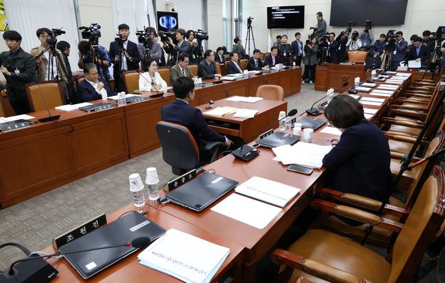 26일 오전 서울 여의도 국회에서 열린 과학기술정보방송통신위원회의 한국방송공사·한국교육방송공사에 대한 국정감사에서 자유한국당 의원들이 공영방송 보궐이사 임명 문제와 관련해 방송통신위원회를 항의 방문해 빈 자리가 보이고 있다. (뉴시스)