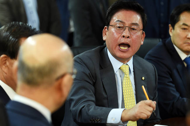 정우택 자유한국당 원내대표와 당 소속 방송장악저지투쟁위원들이 26일 오전 경기 정부과천청사 방송통신위원회를 항의 방문해 이효성 방송통신위원장과의 면담 도중 손가락질을 하며 소리치고 있다. (뉴시스)