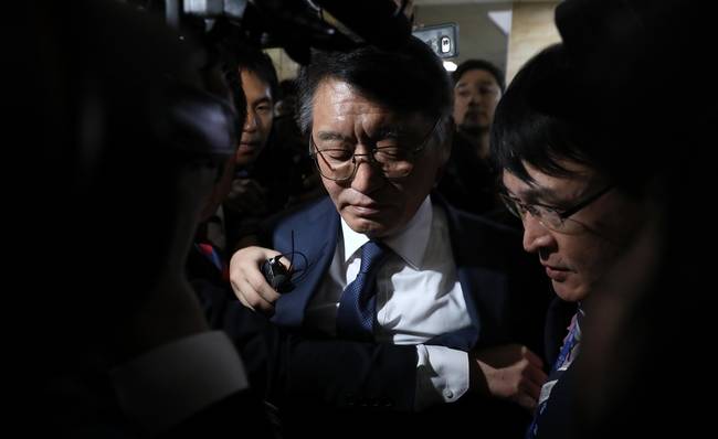 고대영 KBS 사장이 26일 오전 서울 여의도 국회에서 열린 과학기술정보방송통신위원회의 한국방송공사·한국교육방송공사에 대한 국정감사에 출석하며 파업중인 기자들에게 질문을 받고 있다. (뉴시스)