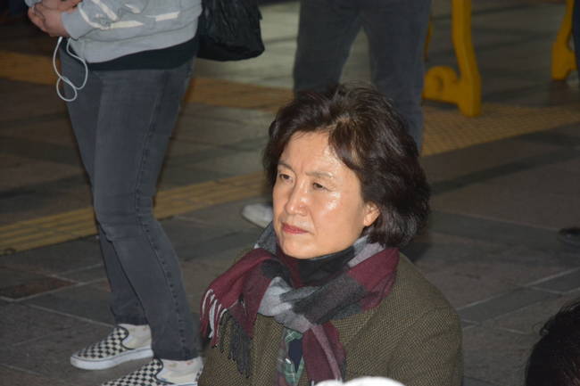 지난 20일 열린 'KBS‧MBC 정상화 언론적폐 청산 촛불집회'에 참석한 차수련 전 보건의료노조위원장.