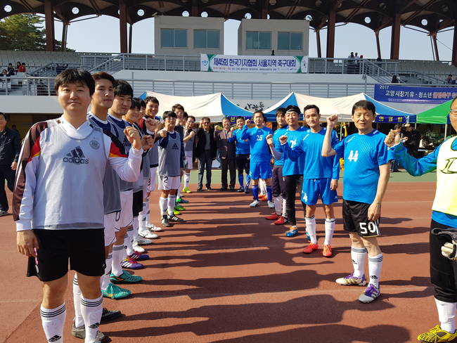 한국언론진흥재단과 외신기자클럽 회원들이 축구경기에 앞서 포즈를 취하고 있다.