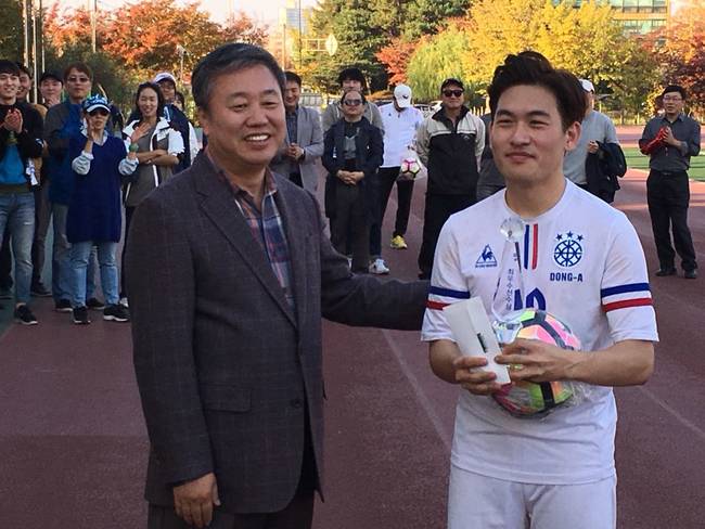 제45회 한국기자협회 서울지역 축구대회에서 최우수선수상을 수상한 동아일보 김성모 기자 수상 모습.