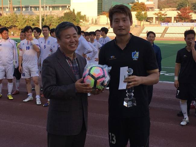 제45회 한국기자협회 서울지역 축구대회에서 우수선수상을 수상한 서울경제 박우인 기자 수상 모습.