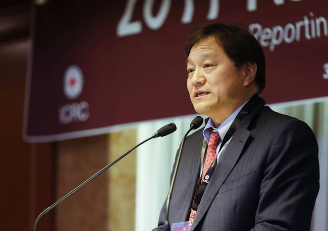 한국기자협회 최우석 부회장(조선일보 미래기획부 차장)이 31일 서울 명동 세종호텔에서 열린 아시아 미디어 콘퍼런스에서 환영사를 하고 있다.