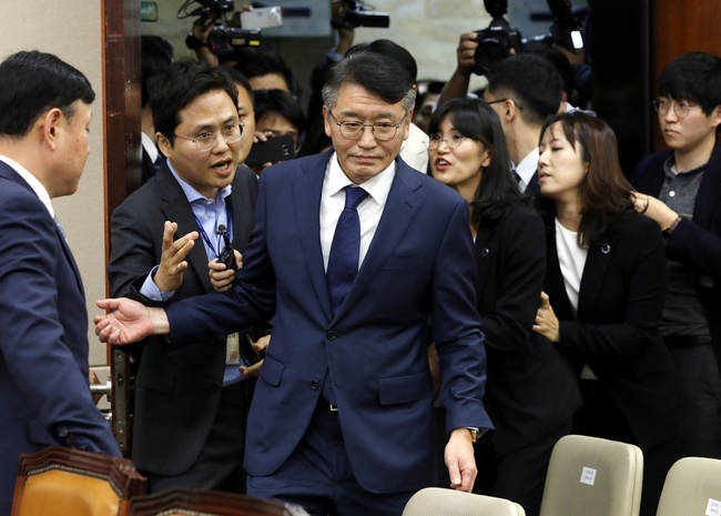  10일 오후 서울 영등포구 여의도 국회에서 열린 과학기술정보방송통신위원회의 KBS와 EBS의 국정감사에 고대영 KBS 사장이 출석하고 있다.(뉴시스) 