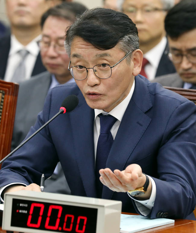  10일 오후 서울 영등포구 여의도 국회에서 열린 과학기술정보방송통신위원회의 KBS와 EBS의 국정감사에서 고대영 KBS 사장이 질의에 답변하고 있다. (뉴시스) 