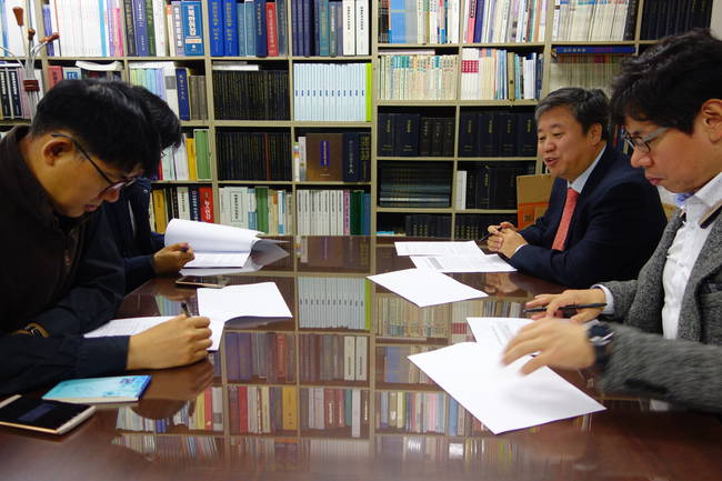 한국기자협회가 '신문 등 활자매체 구독비용 소득공제 추진 TF'를 꾸리고 13일 서울 중구 한국프레스센터 13층 기자협회 회의실에서 첫 회의를 열었다. 