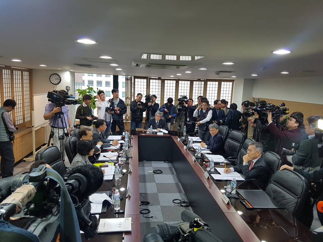 13일 열린 방문진 이사회에서는 수많은 취재진 속에서 김장겸 사장의 해임안이 논의됐다. 