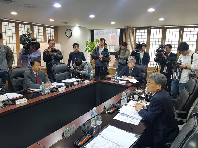 13일 열린 방문진 이사회에서 발언을 하고 있는 김광동 이사(오른쪽). 